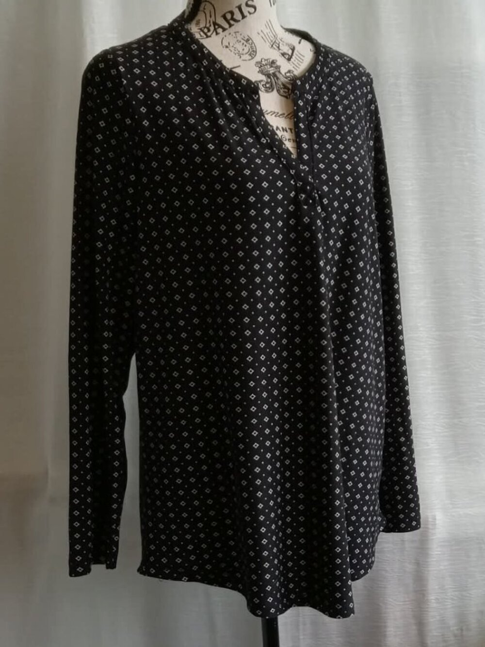 Pretty and soft 2 dye 4 black and white stretch long sleeves shirt NEW
